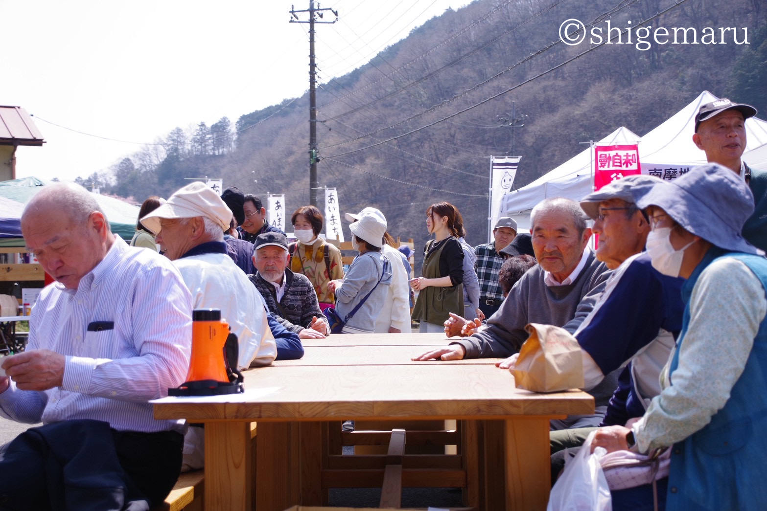 会場中央での交流の様子